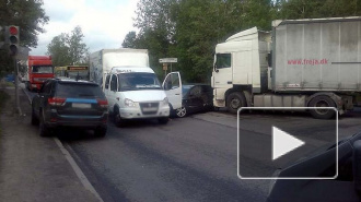 На Парнасе фура смяла легковушку и заблокировала съезд с КАД