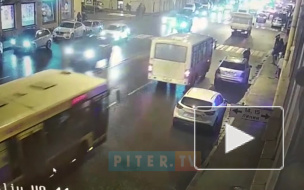 На Васильевском острове столкнулись автобус и легковушка. Пассажир столкнулся лбом с окном