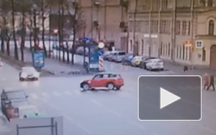 Видео: На улице Декабристов седан протаранил красный внедорожник