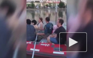 На Краснодар обрушился тропический ливень, людей эвакуировали на лодках