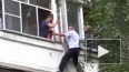 Видео из Саранска: Пьяный отец пытался выбросить из окна...