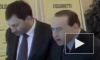 Берлускони сломал лодыжку и, хромая, ходит с костылем