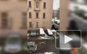 Находчивость: на видео попали коммунальщики, которые закидывают снег под машины