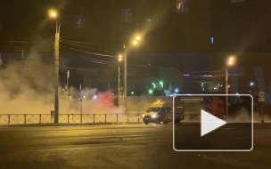 На перекрестке Маршала Жукова и Стачек прорвало трубу с кипятком