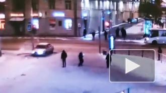 На площади Ленина автомобиль зацепился за рельсы и вылетел на тротуар