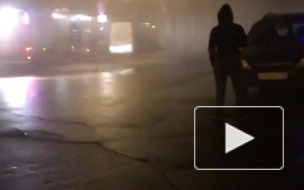 В Петербурге тушили горящий торговый павильон 