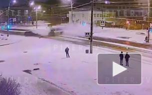 Момент ДТП на перекрестке Тамбасова и Ветеранов попал на видео