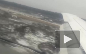 Момент посадки SSJ-100 на недостроенную ВПП в Домодедово попал на видео