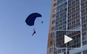 Видео из Челябинска: мужчина вышел в окно с 18 этажа