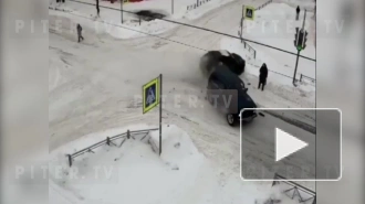 Видео: в Пикалёво женщина чудом уцелела, когда около неё столкнулись две легковушки