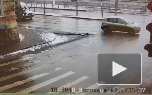 Водитель каршеринга устроил ДТП при попытке "проскочить на красный" у Борового моста