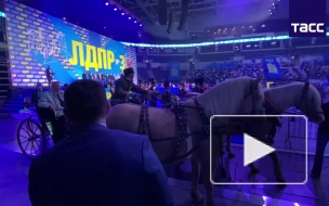 Жириновский на митинг ЛДПР прибыл на тройке лошадей 