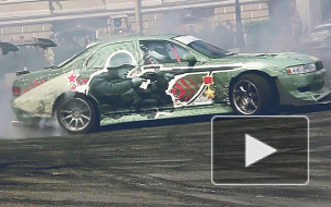 Участники шоу "Спасибо за Победу!" показали петербуржцам патриотичный форсаж