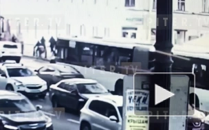 Появилось видео столкновения автобуса с легковым автомобилем на Невском проспекте