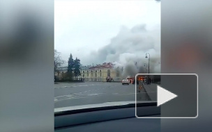 Видео: на Стрелке Васильевского острова сгорел автобус