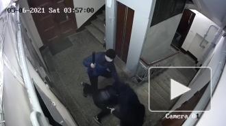 Полицейские задержали подозреваемых в нападении на мужчину в подъезде в Московском районе