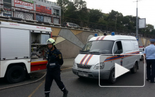 Во Владивостоке пассажирский автобус перевернулся и рухнул на остановку, пострадали люди