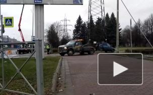 На Пискаревском проспекте иномарка смяла мачту освещения