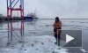 В Петербурге мужчины ловят рыбу, стоя на тонких льдинах