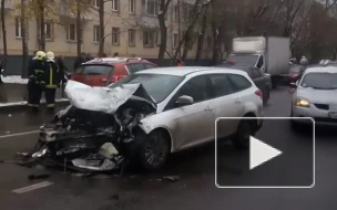  В Москве лобовое столкновение парализовало улицы в Тушино