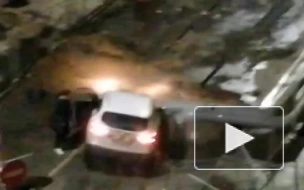 Водитель каршеринга влетел в теплосеть на улице Козлова и провалился в яму
