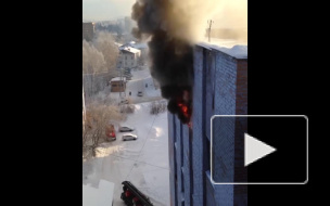 Появилось видео мощного пожара в общежитии в Дивногорске