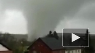 Очевидец снял на видео мощный торнадо в немецком Ахен, который повредил 30 домов