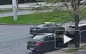 На проспекте Сизова LADA Largus врезалась в припаркованный Daewoo Matiz: видео