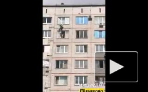 Видео: младенец чуть не выпал из окна многоэтажки в Кемерово