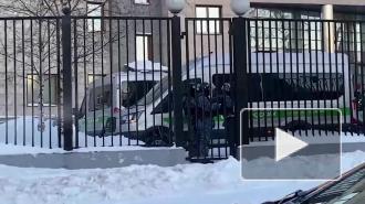 Навального доставили в суд, где продолжится рассмотрение его дела о клевете