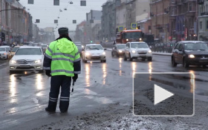 Петербургским коммунальщикам помешали справиться со снежными заносами припаркованные автомобили