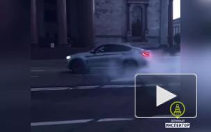 В Петербурге автолюбитель устроил дрифт у Исаакиевского собора