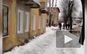 В Подмосковье женщину убила глыба льда упавшая с крыши