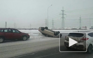 На севере Петербурга иномарка легла на крышу 