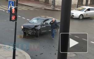 На перекрестке Чернышевского и Шпалерной лоб в лоб столкнулись Volkswagen и BMW