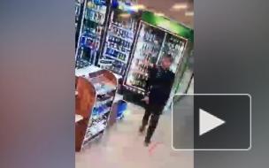 Мужчина украл у покупательницы телефон в магазине на Зины Портновой