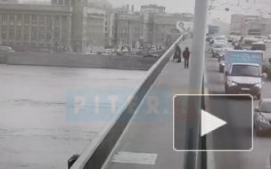 На видео попал момент падения мужчины с моста Александра Невского