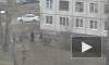 На улице Подвойского человек выпал из окна, тело охранял полицейский