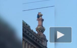 Руферы забрались на крышу магазина купцов Елисеевых