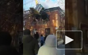 Видео из Кирова: На жилой дом упал кран