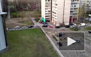 Видео: во дворе на Энгельса образовалась пробка 