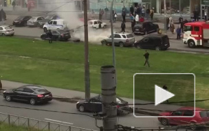 Видео: во Фрунзенском районе Петербурга загорелась бесхозная машина
