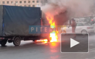 В Петербурге на ходу загорелась "Газель"