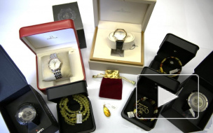 Петербурженка хотела вывезти из страны раритетные часы, столовые приборы и подсвечники на полмиллиона рублей