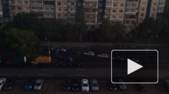 Видео: на проспекте Сизова нетрезвые хулиганы повредили две машины