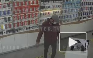 Мужчина украл мобильный телефон со стенда в салоне связи на Испытателей 