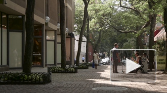 Названа доля российских семей с доходом только на еду и одежду