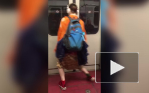Танец девушки в движущемся вагоне метро в Петербурге поднял настроение пассажирам