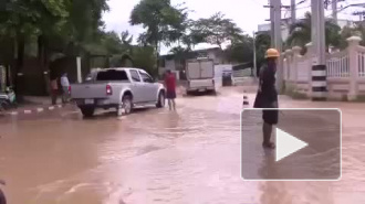 В Бангкоке вода прорвала дамбу и затопила часть города