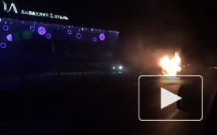 Видео: в Курортном районе после столкновения со столбом горела "Мазда"